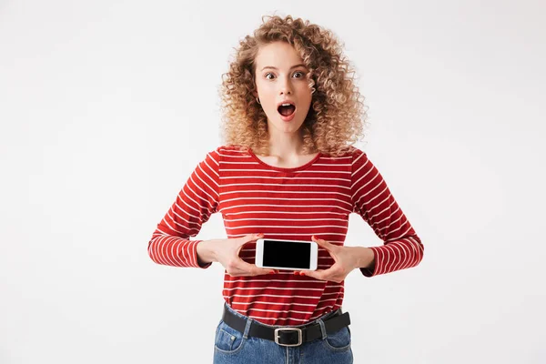 Mulher Encaracolada Loira Chocada Roupas Casuais Mostrando Tela Smartphone Branco — Fotografia de Stock