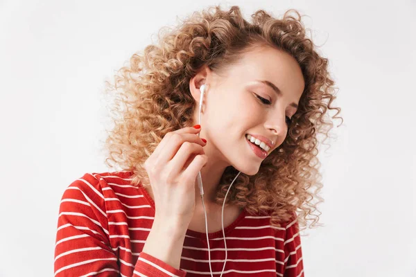 Ευχαριστημένος Ξανθιά Γυναίκα Σγουρά Στο Casual Ρούχα Και Ακουστικά Ακούγοντας — Φωτογραφία Αρχείου