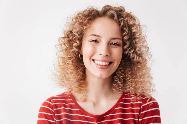 Uśmiechnięta Blondynka Kręcone Ubranie Patrząc Kamery Szarym Tle — Zdjęcie stockowe