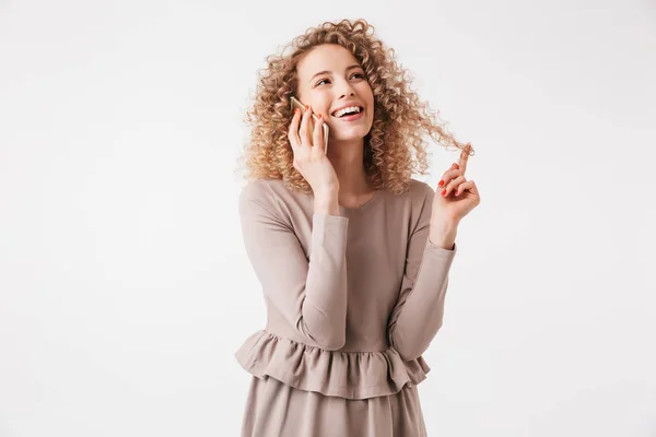 Portret Uśmiechający Się Kręcone Blond Dziewczyna Sukience Rozmowy Telefon Komórkowy — Zdjęcie stockowe