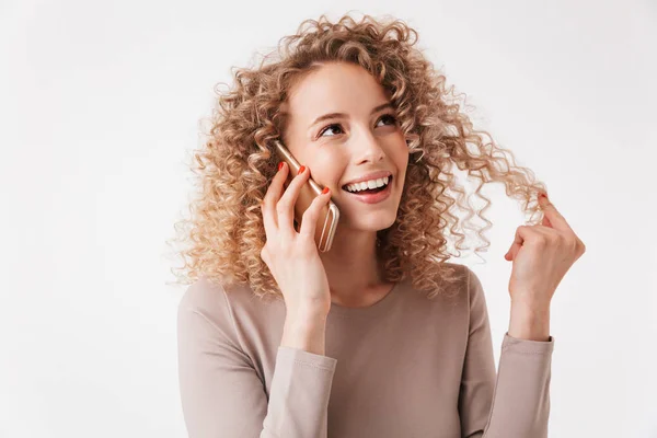 Retrato Uma Linda Jovem Loira Encaracolada Vestido Falando Telefone Celular — Fotografia de Stock