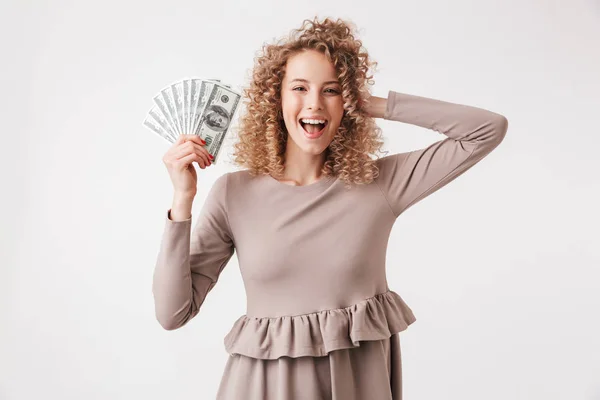 Retrato Uma Jovem Menina Loira Encaracolada Feliz Vestido Segurando Notas — Fotografia de Stock