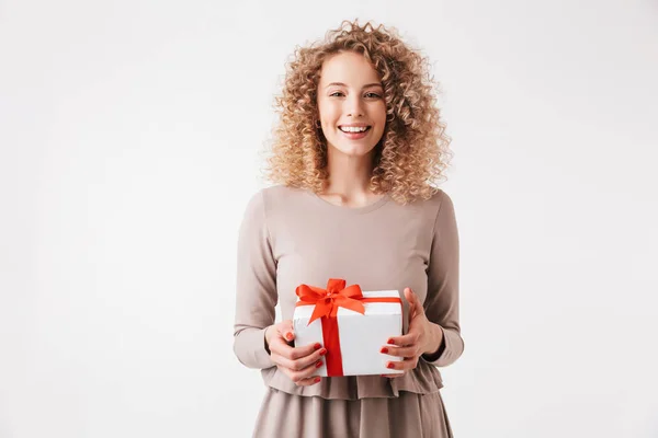 Retrato Una Alegre Joven Rubia Rizada Vestido Sosteniendo Caja Regalo — Foto de Stock