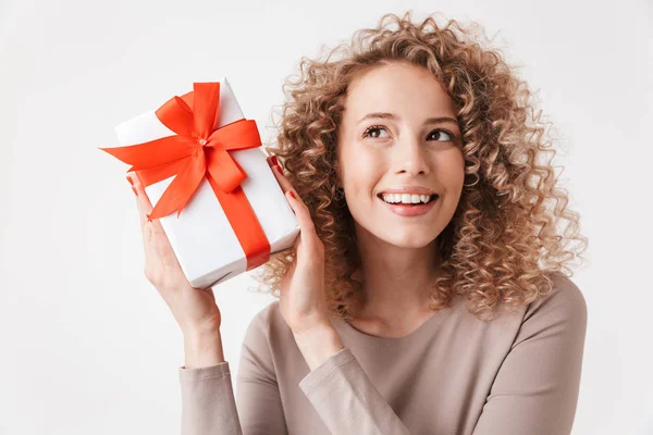 Portret Van Een Vrolijke Jonge Krullend Blond Meisje Jurk Houden — Stockfoto