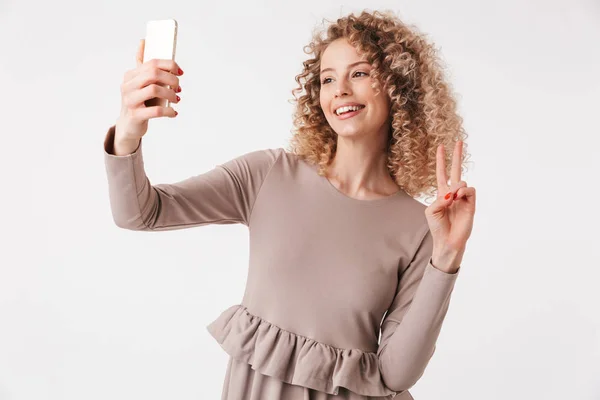 Porträtt Ganska Ung Lockigt Blond Flicka Klänning Tar Selfie Med — Stockfoto
