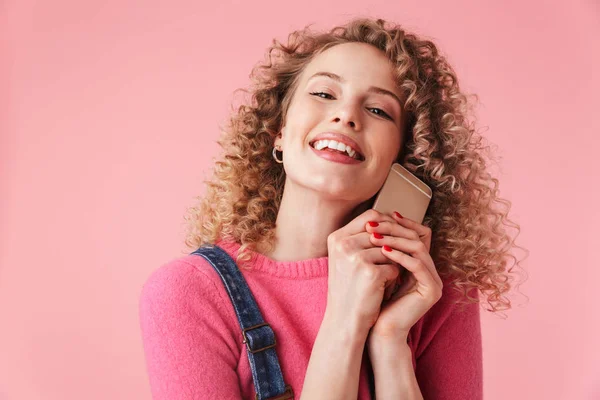 Εσωτερικη Πορτρέτο Του Ευτυχισμένη Κοπέλα Σγουρά Μαλλιά Κρατώντας Κινητό Τηλέφωνο — Φωτογραφία Αρχείου