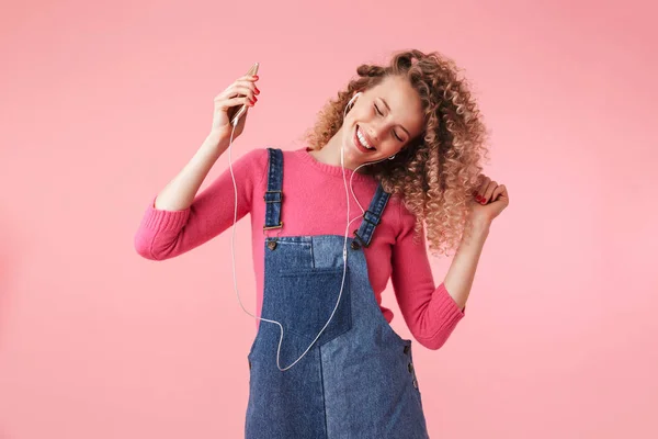 Retrato Niña Feliz Con Pelo Rizado Escuchando Música Con Teléfono —  Fotos de Stock