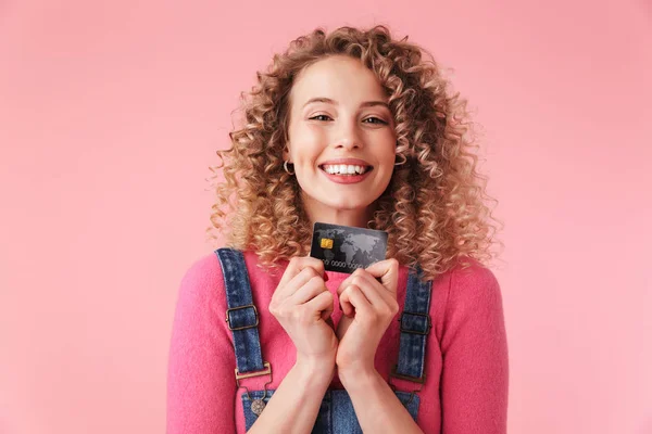 Retrato Menina Encantada Com Cabelo Encaracolado Segurando Cartão Crédito Isolado — Fotografia de Stock