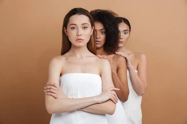 Tres Mujeres Jóvenes Belleza Usando Toallas Posando Juntas Mirando Cámara — Foto de Stock