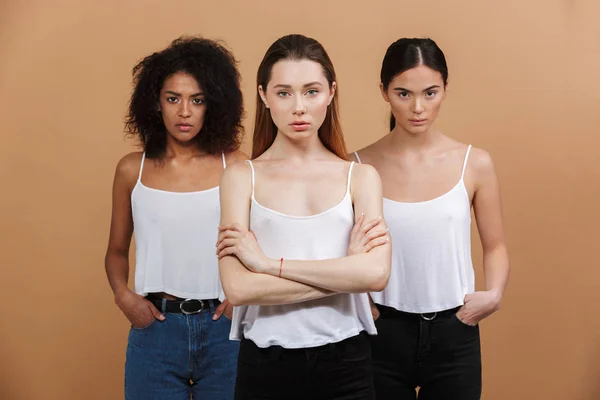 Imagen Tres Mujeres Internacionales Chicas Caucásicas Afroamericanas Asiáticas Ropa Casual — Foto de Stock