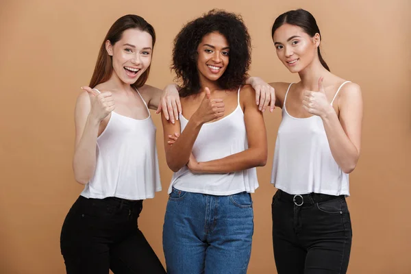 Três Mulheres Alegres Posando Juntas Mostrando Polegares Para Cima Enquanto — Fotografia de Stock