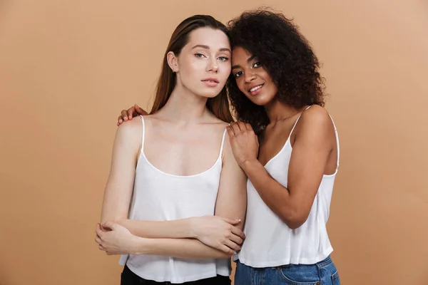 Duas Mulheres Sorridentes Posando Juntas Olhando Para Câmera Sobre Fundo — Fotografia de Stock