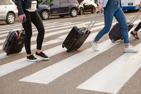 Foto Tiga Wanita Berjalan Melintasi Penyeberangan Pejalan Kaki Dan Membawa — Stok Foto