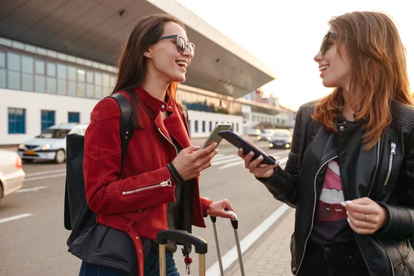 Foto Två Glada Europeiska Kvinnor Reser Utomlands Och Använder Mobiltelefoner — Stockfoto