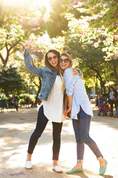 Immagine Due Fantastiche Amiche Felici All Aperto Che Mostrano Gesto — Foto Stock