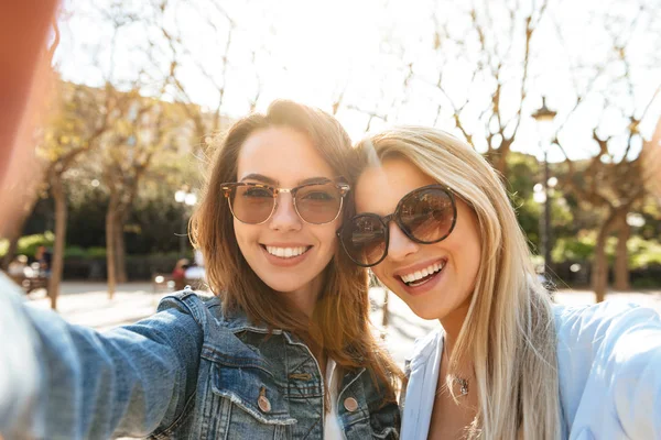Image Two Amazing Cheerful Women Friends Walking Outdoors Looking Camera — Stock Photo, Image