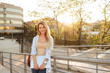 Kamera seyir dizüstü bilgisayar açık havada tutan neşeli kadın görüntüsünü.