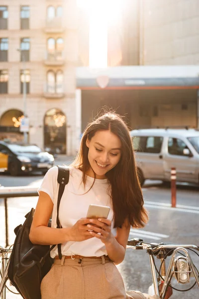 Imagem Mulher Bonita Sorrindo Incrível Andando Livre Bicicleta Usando Telefone — Fotografia de Stock