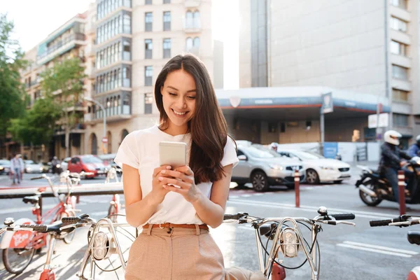 Imagem Mulher Bonita Sorrindo Incrível Andando Livre Bicicleta Usando Telefone — Fotografia de Stock