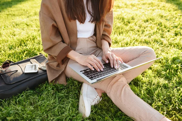 Foto Recortada Mujer Sentada Hierba Aire Libre Utilizando Ordenador Portátil — Foto de Stock