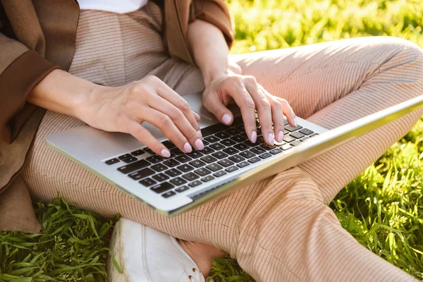 Foto Ritagliata Donna Seduta Sull Erba All Aperto Utilizzando Computer — Foto Stock