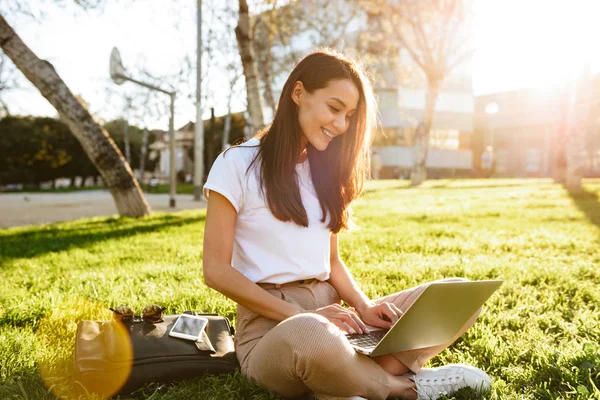 Image Gorgeous Beautiful Woman Sitting Grass Outdoors Using Laptop Computer — Stock Photo, Image