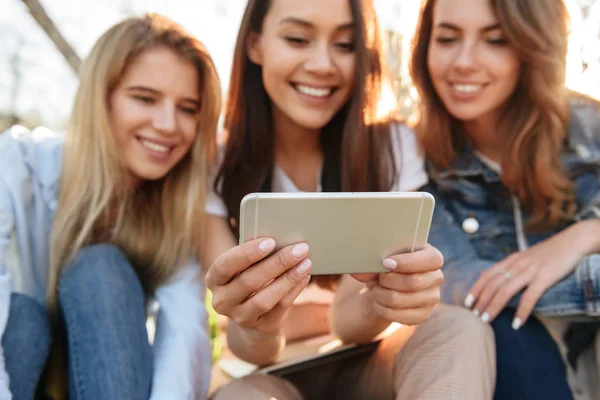 Foto Tres Amigos Felices Mujeres Sentadas Hierba Parque Aire Libre — Foto de Stock