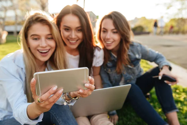 Foto Fantastisk Tre Vänner Kvinnor Sitter Gräset Parken Utomhus Tittar — Stockfoto