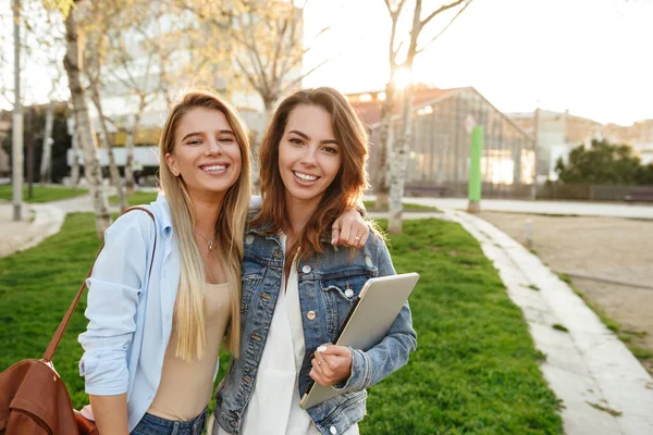 Foto Increíbles Dos Amigos Mujeres Parque Aire Libre Mirando Cámara — Foto de Stock