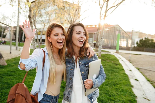 Bild Glada Två Vänner Kvinnor Park Utomhus Tittar Sidan Håller — Stockfoto