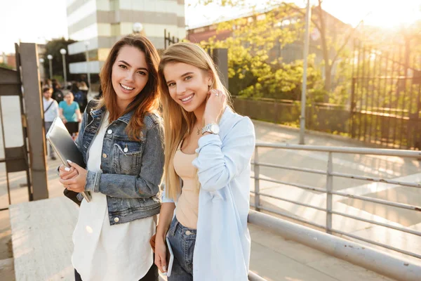 Bild Von Glücklichen Zwei Freundinnen Frauen Park Freien Suchen Kamera — Stockfoto