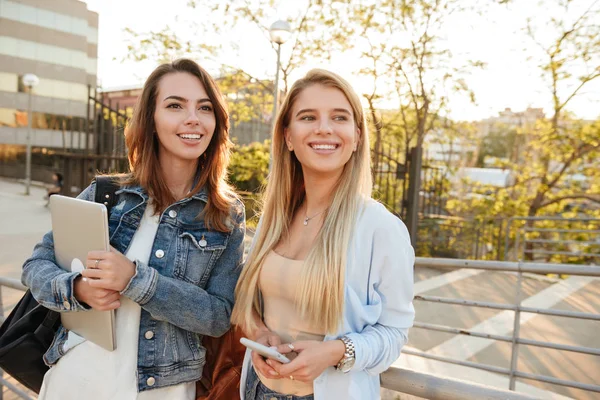 Bild Glada Två Vänner Kvinnor Park Utomhus Håller Bärbar Dator — Stockfoto