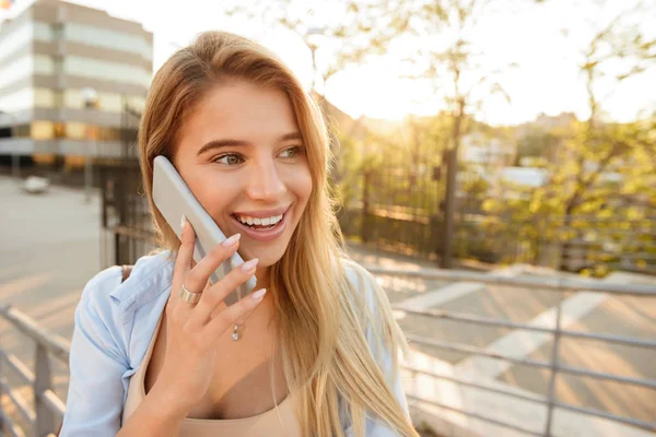 Beeld Van Vrolijke Vrouw Buitenshuis Praten Door Gsm Zoek Opzij — Stockfoto