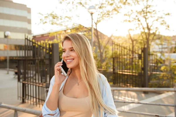 Obrázek Veselá Žena Venku Mluví Mobilní Telefon Hledět Stranou — Stock fotografie