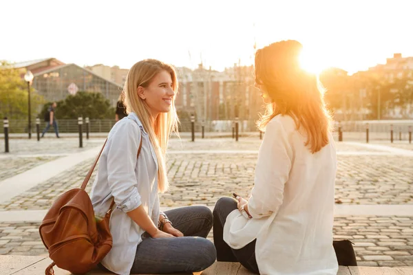 お互いに語り合っている屋外幸せな 人の友人女性のイメージ — ストック写真