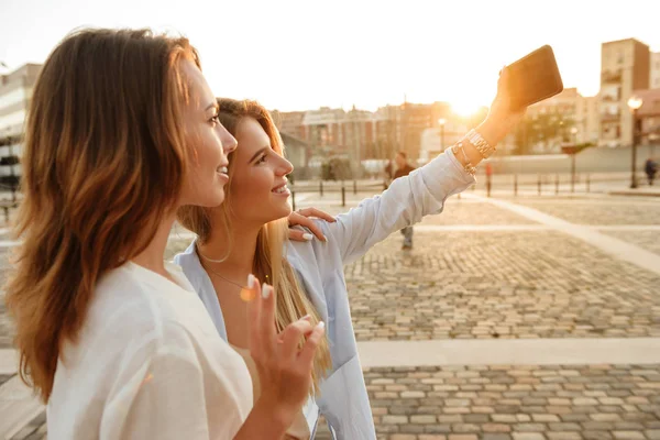 Vista Laterale Immagine Due Amici Donne All Aperto Prendere Selfie — Foto Stock