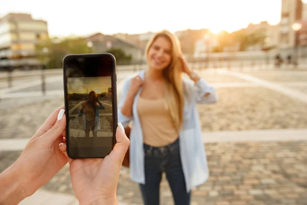 Fotka Ženy Držení Mobilního Telefonu Fotografování Její Přítel Blond Dáma — Stock fotografie