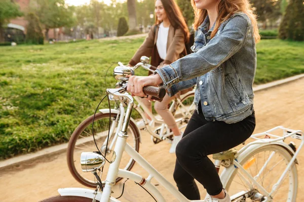 屋外公園に自転車で 人の若い女性の友人の画像をトリミング — ストック写真