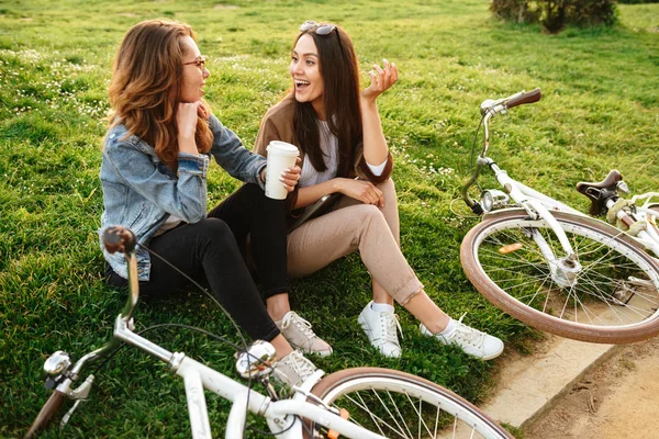 Foto Von Zwei Jungen Glücklichen Freundinnen Freien Mit Fahrrädern Park — Stockfoto