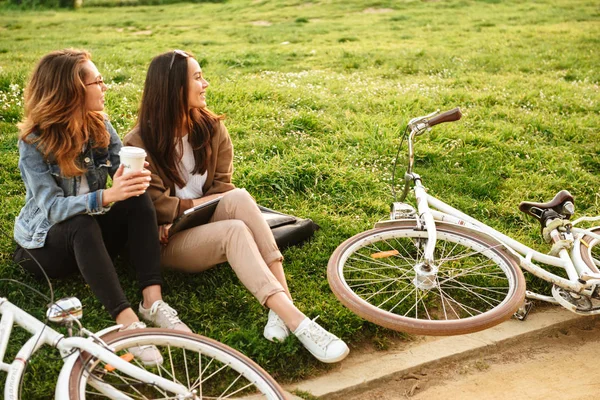 Foto Von Zwei Jungen Glücklichen Freundinnen Freien Mit Fahrrädern Park — Stockfoto