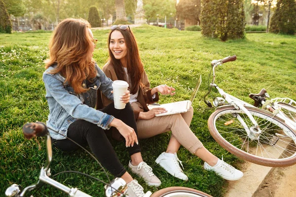 Imagem Duas Jovens Mulheres Bonitas Amigos Livre Com Bicicletas Parque — Fotografia de Stock