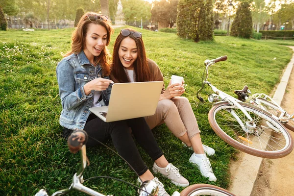 Afbeelding Van Twee Jonge Mooie Gelukkig Vrouwen Vrienden Buiten Laptopcomputer — Stockfoto