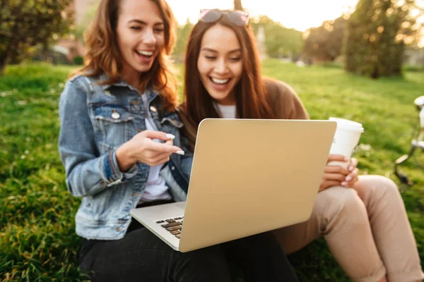 Foto Dos Jóvenes Hermosas Mujeres Lindas Amigas Aire Libre Usando — Foto de Stock