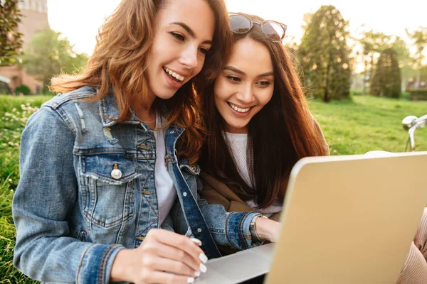 Imagem Duas Jovens Belas Mulheres Felizes Amigos Livre Usando Computador — Fotografia de Stock