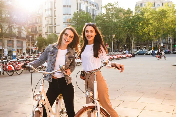 Két Fiatal Gyönyörű Meg Utcán Kamera Keres Szabadban Kerékpáron Képe — Stock Fotó