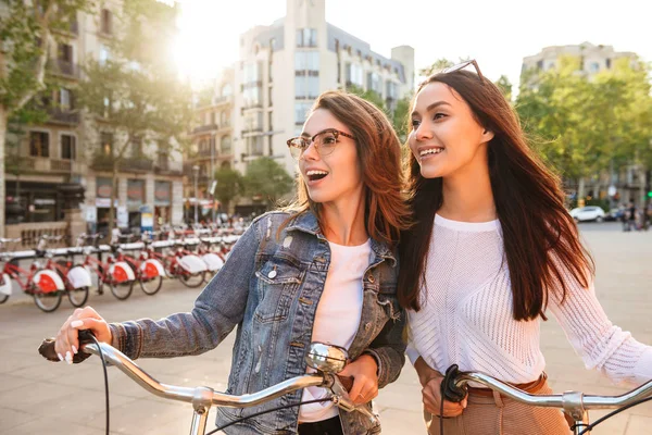 Bilden Två Unga Vackra Kvinnor Vänner Utomhus Med Cyklar Park — Stockfoto
