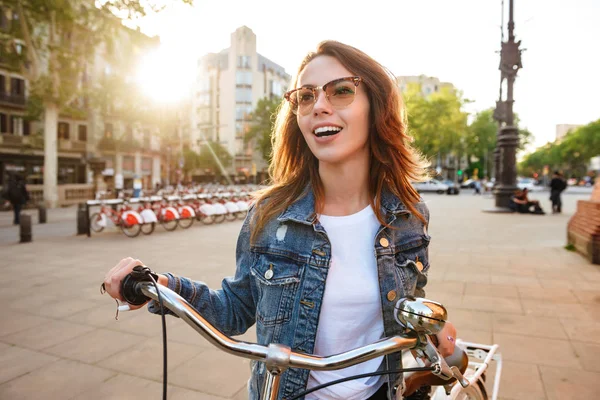 屋外の脇を見て 通りの自転車に若い美しい女性の写真 — ストック写真