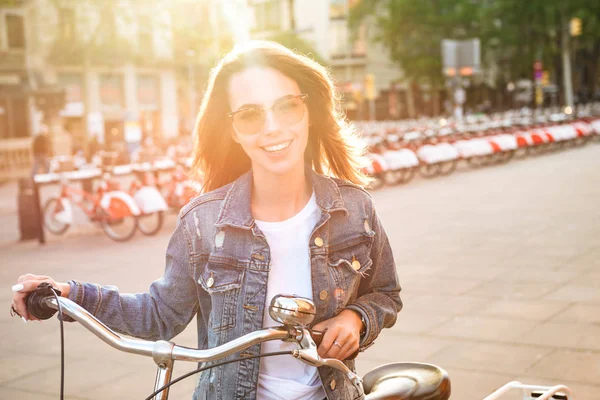 屋外カメラを探して路上自転車の若い美しい女性の写真 — ストック写真