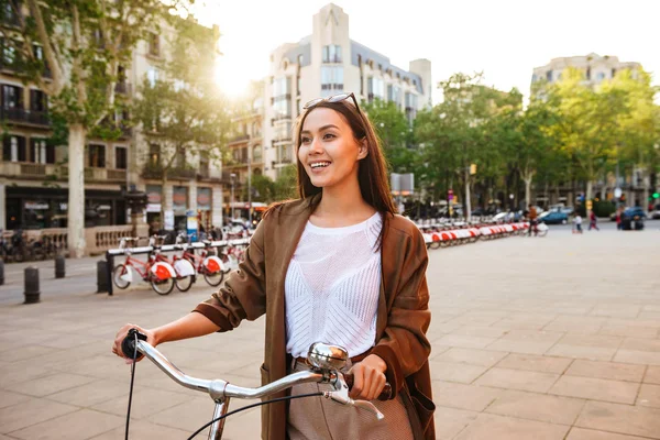 屋外の脇を見て 通りの自転車に若いの驚くべき女性のイメージ — ストック写真