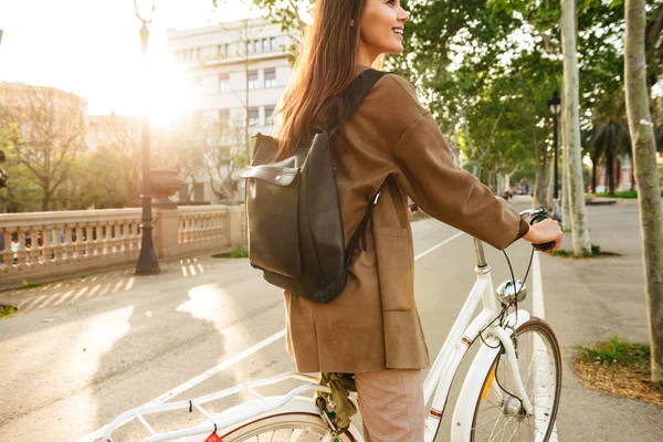 屋外路上自転車の上を歩く若い女性の後ろ姿画像をトリミング — ストック写真